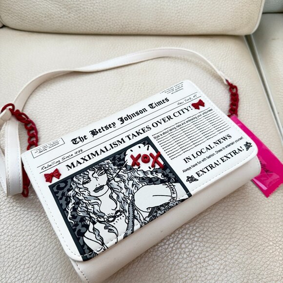 NWT BETSEY JOHNSON XOSYBIL N CROSSBODY SHOULDER BAG CLUTCH NEWSPAPER WHITE MULTI - Picture 3 of 4